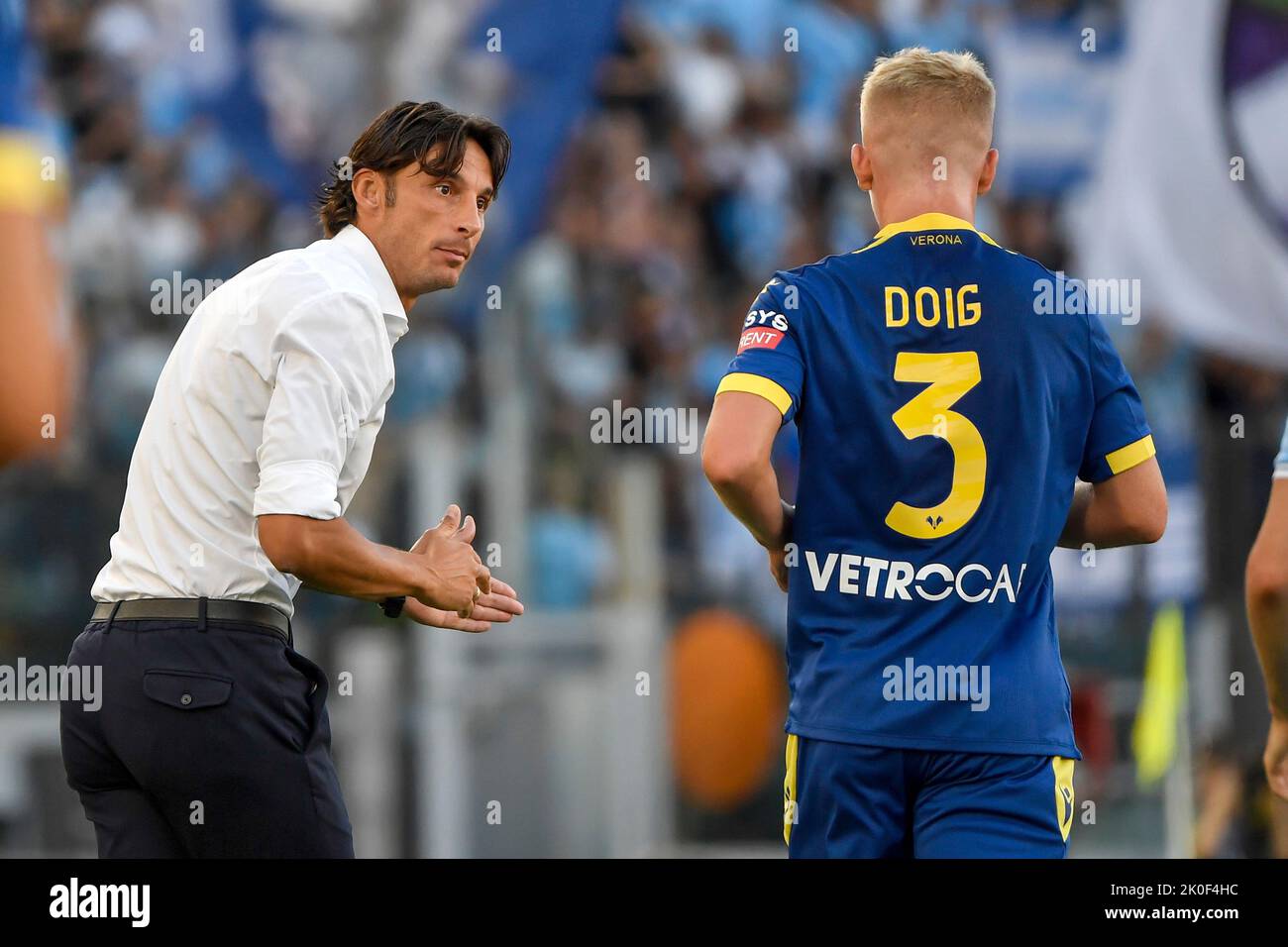 Roma, Italia. 11th Set, 2022. Gabriele Cioffi allenatore capo di Hellas Verona parla a Josh Doig durante la Serie A Football Match tra SS Lazio e Hellas Verona allo stadio Olimpico di Roma (Italia), 11th settembre 2022. Foto Andrea Staccioli/Insidefoto Credit: Insidefoto di andrea staccioli/Alamy Live News Foto Stock