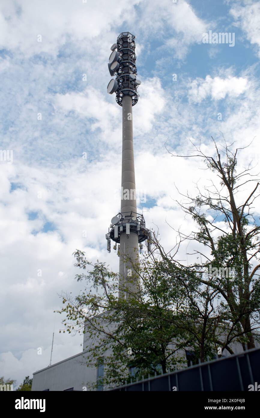 Montante con antenne diverse per le comunicazioni mobili Foto Stock