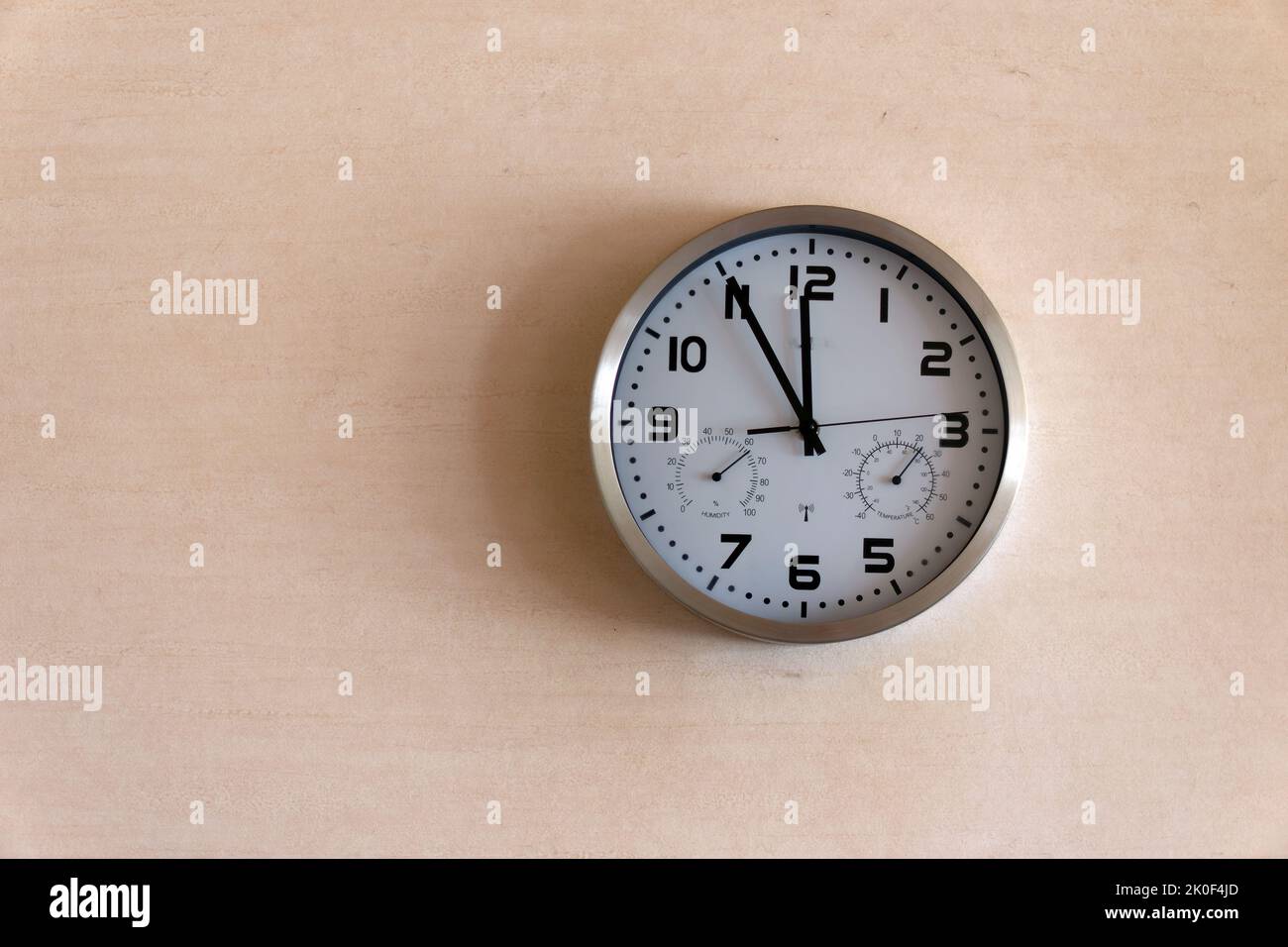 Il tempo vola: orologio che mostra cinque minuti a dodici Foto Stock