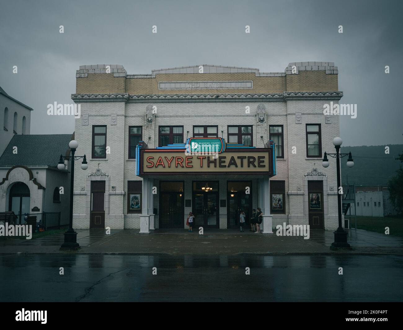 Sayre Theatre in una giornata di pioggia, Sayre, Pennsylvania Foto Stock