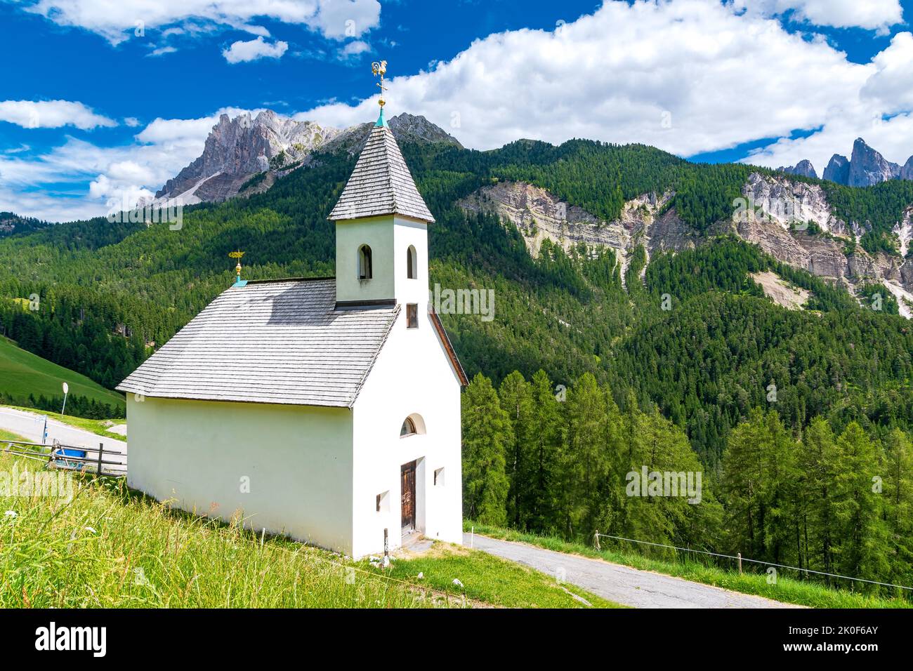Piccola cappella vicino a Villnöß (Funes) con montagne alpine in Alto Adige nel nord Italia Foto Stock