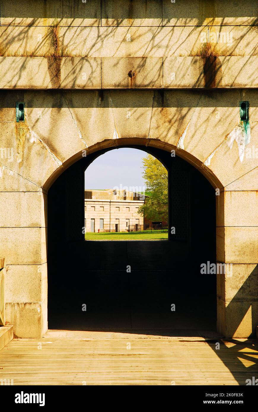 Un arco di pietra è l'ingresso a Fort Warren, un'installazione militare di epoca rivoluzionaria, sull'isola di Georges nel Boston Harbor Islands National Park Foto Stock