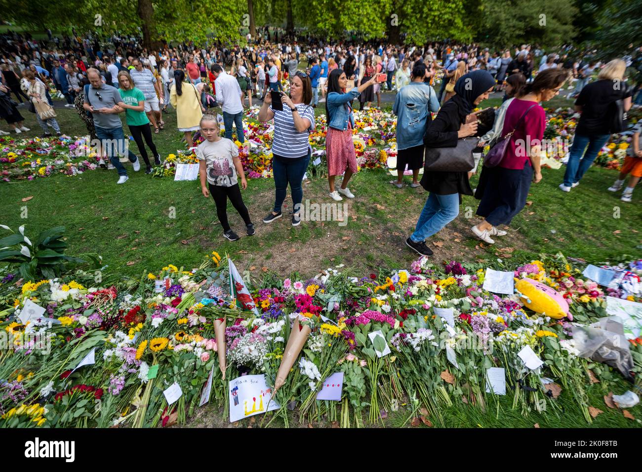 Londra, Regno Unito. 11 settembre 2022. La gente viene a vedere e tributi floreali laici al compianto Queen in Green Park. La regina Elisabetta II, il monarca che regna da più tempo nella storia britannica, è morta all'età di 96 anni a Balmoral, in Scozia, e suo figlio, ora conosciuto come re Carlo III, l'ha succeduta. Credit: Stephen Chung / Alamy Live News Foto Stock