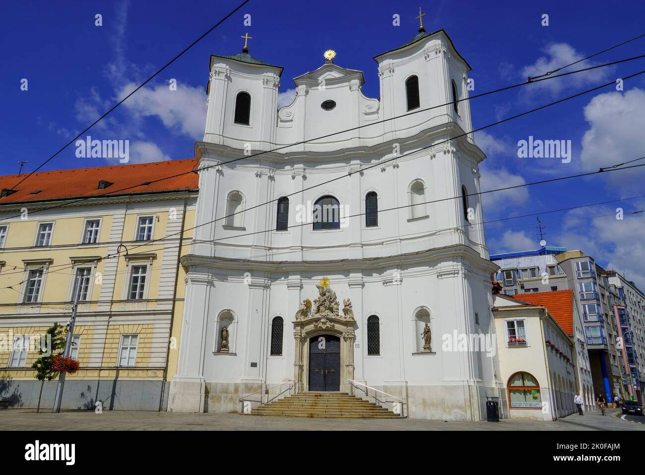 Bratislava, Slovacchia - 30 agosto 2022: Antica cattedrale di San Giovanni di Matha e San Felix di Valois. Foto Stock