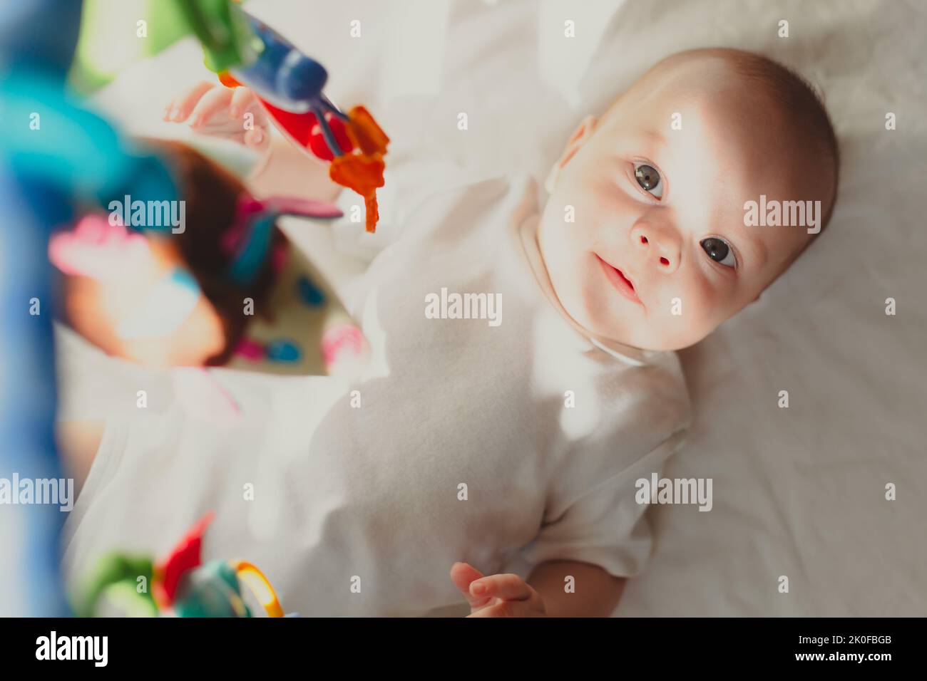 Bambino e giocattoli sull'arco . Giocattoli educativi per bambini. Giochi per bambini. Articolo sullo stile di vita dei bambini Foto Stock