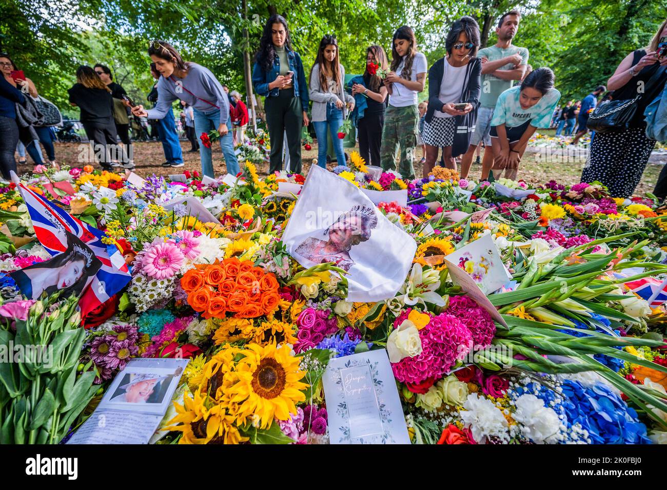 Londra, Regno Unito. 11th Set, 2022. I lutto si riuniscono per vedere e depositare fiori e tributi a Green Park - la regina Elisabetta la seconda è morta il 8th settembre nel suo anno di platino Jubillee al castello di Balmoral. Credit: Guy Bell/Alamy Live News Foto Stock