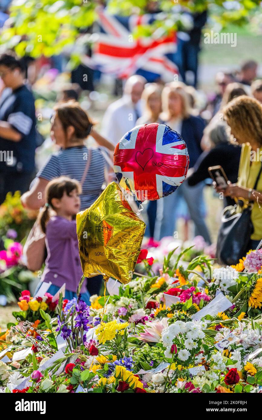 Londra, Regno Unito. 11th Set, 2022. I lutto si riuniscono per vedere e depositare fiori e tributi a Green Park - la regina Elisabetta la seconda è morta il 8th settembre nel suo anno di platino Jubillee al castello di Balmoral. Credit: Guy Bell/Alamy Live News Foto Stock