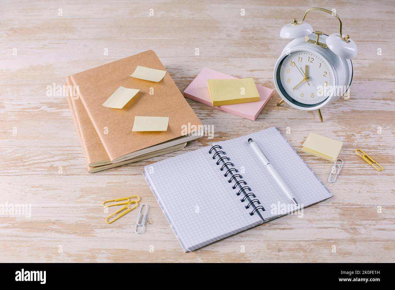 Concetto di gestione del tempo per ufficio e scuola. Libri, quaderni con adesivi Foto Stock
