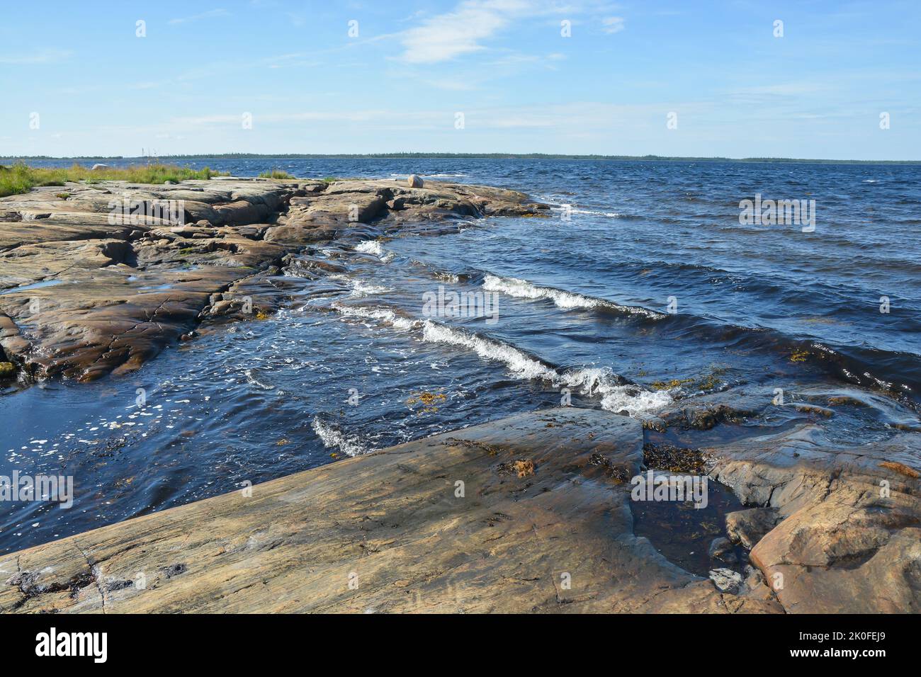 La costa rocciosa del Mar Bianco. Estate di mare nella Repubblica Karelian nel nord della parte europea della Russia. Foto Stock