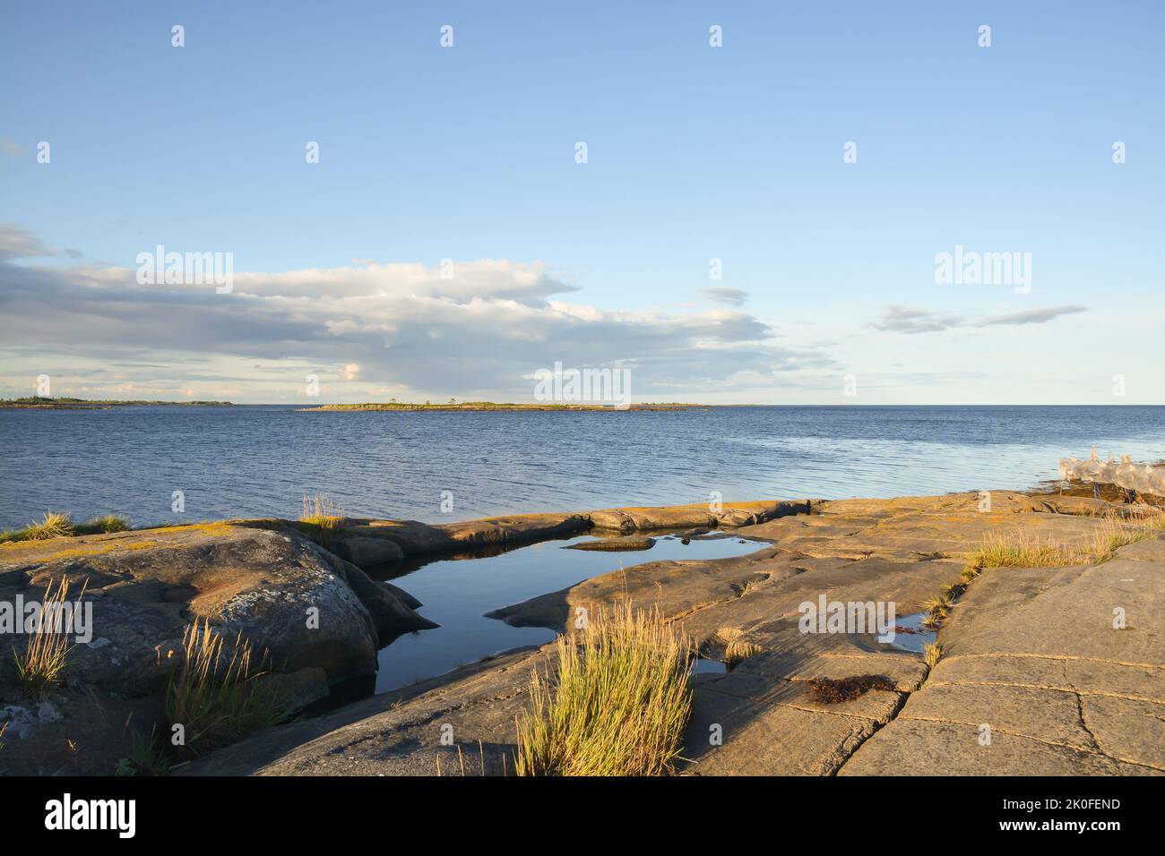 La costa rocciosa del Mar Bianco. Estate di mare nella Repubblica Karelian nel nord della parte europea della Russia. Foto Stock