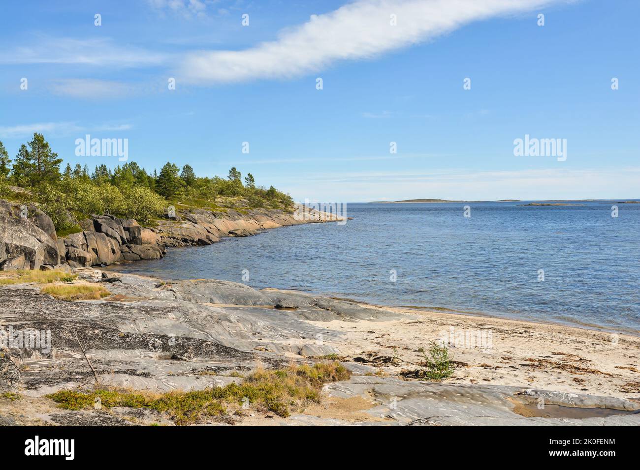 La costa rocciosa del Mar Bianco. Estate di mare nella Repubblica Karelian nel nord della parte europea della Russia. Foto Stock