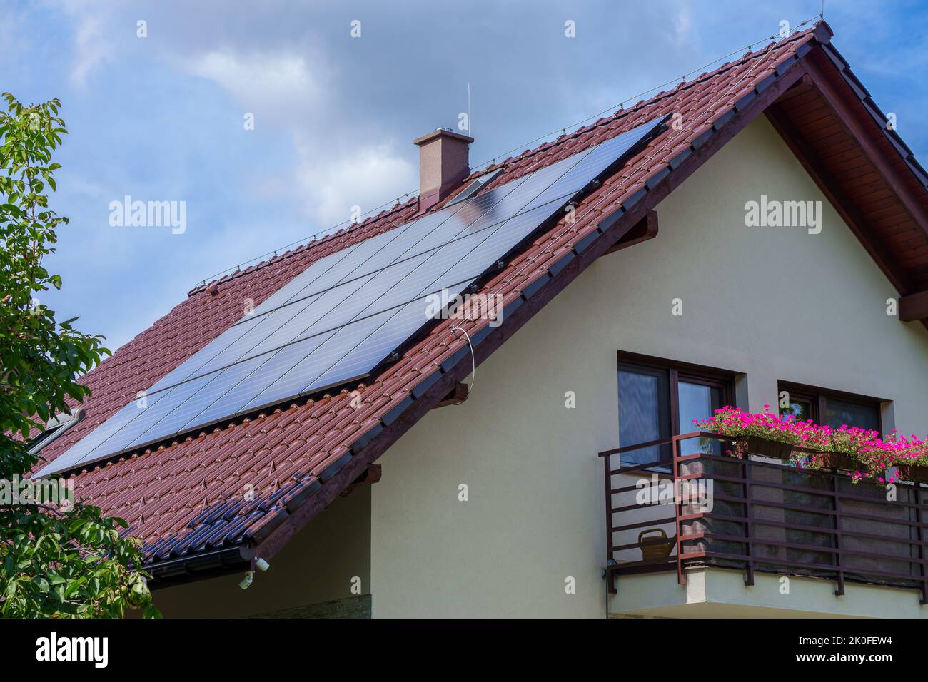 Pannelli fotovoltaici da 6 kW sul tetto marrone di una casa singola. Energia ecologica dal sole. Bel tempo. Foto Stock