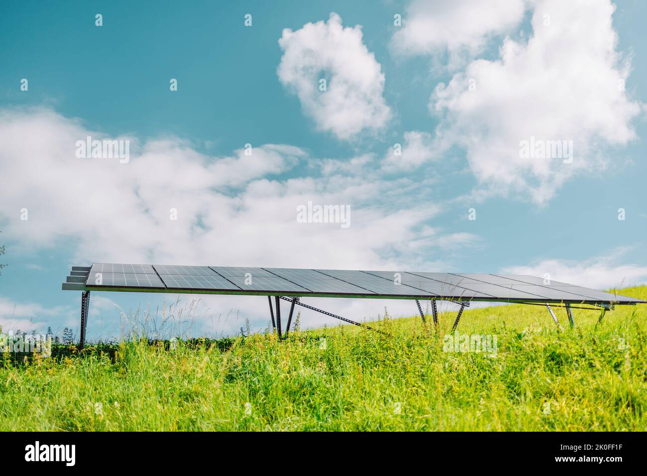 Pannelli solari e sfondo cielo blu. Celle solari fattoria sul tetto. Salva la terra e l'energia Foto Stock