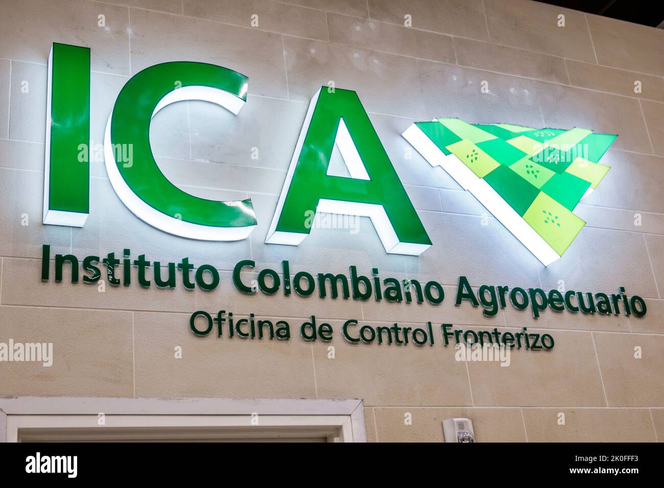 Bogota Colombia, El Dorado International Airport Aeropuerto Internacional El Dorado terminal interno, segno di controllo di frontiera Instituto Colombiano A. Foto Stock