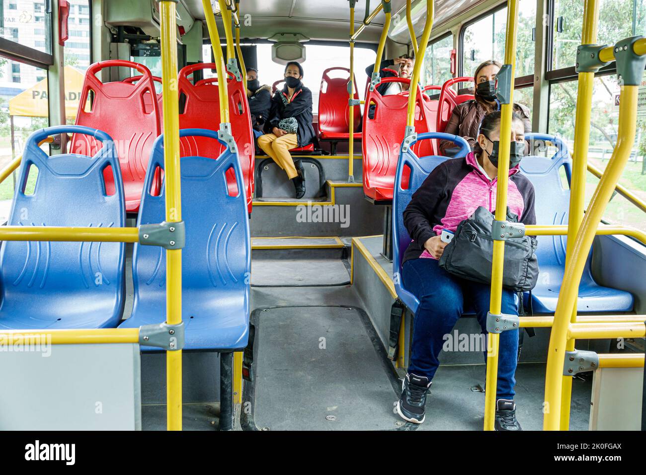 Bogotà Colombia, equitazione Transmilenio linea di autobus A206, sistema di transito rapido BRT trasporti pubblici autobus passeggeri passeggeri sedili cavalieri o Foto Stock