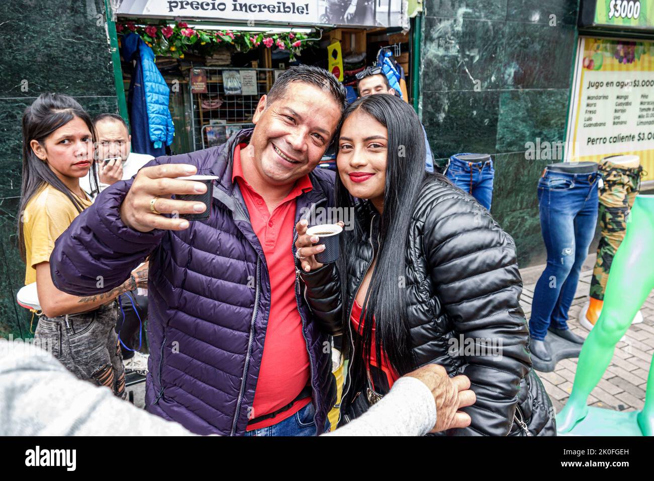 Bogota Colombia,San Victorino Carrera 10,fornitore di caffè sorridente coppia bevendo tè alla cannella,uomo uomini maschio donna donne femmina,colombiani Hispa Foto Stock