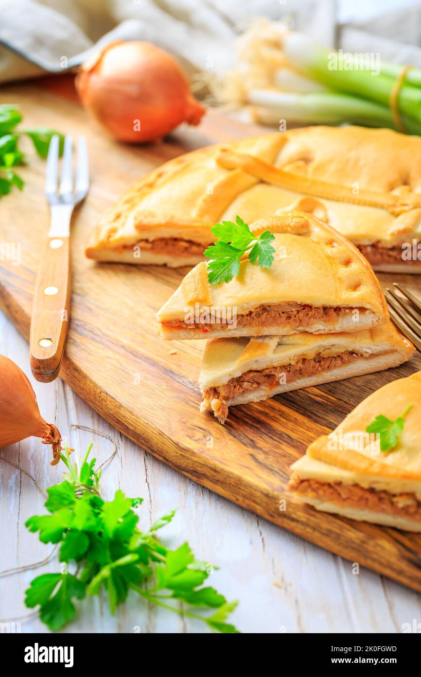 Empanada Gallega - torta tradizionale ripiena di tonno, cucina galiziana e spagnola. Crostata con tonno e verdure. Foto Stock