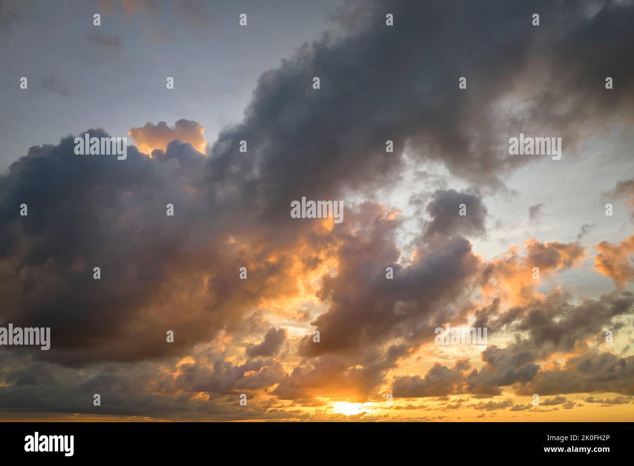 Paesaggio serale colorato con tenui nuvole color pastello sul cielo color acqua al tramonto. Astratto sfondo natura Foto Stock