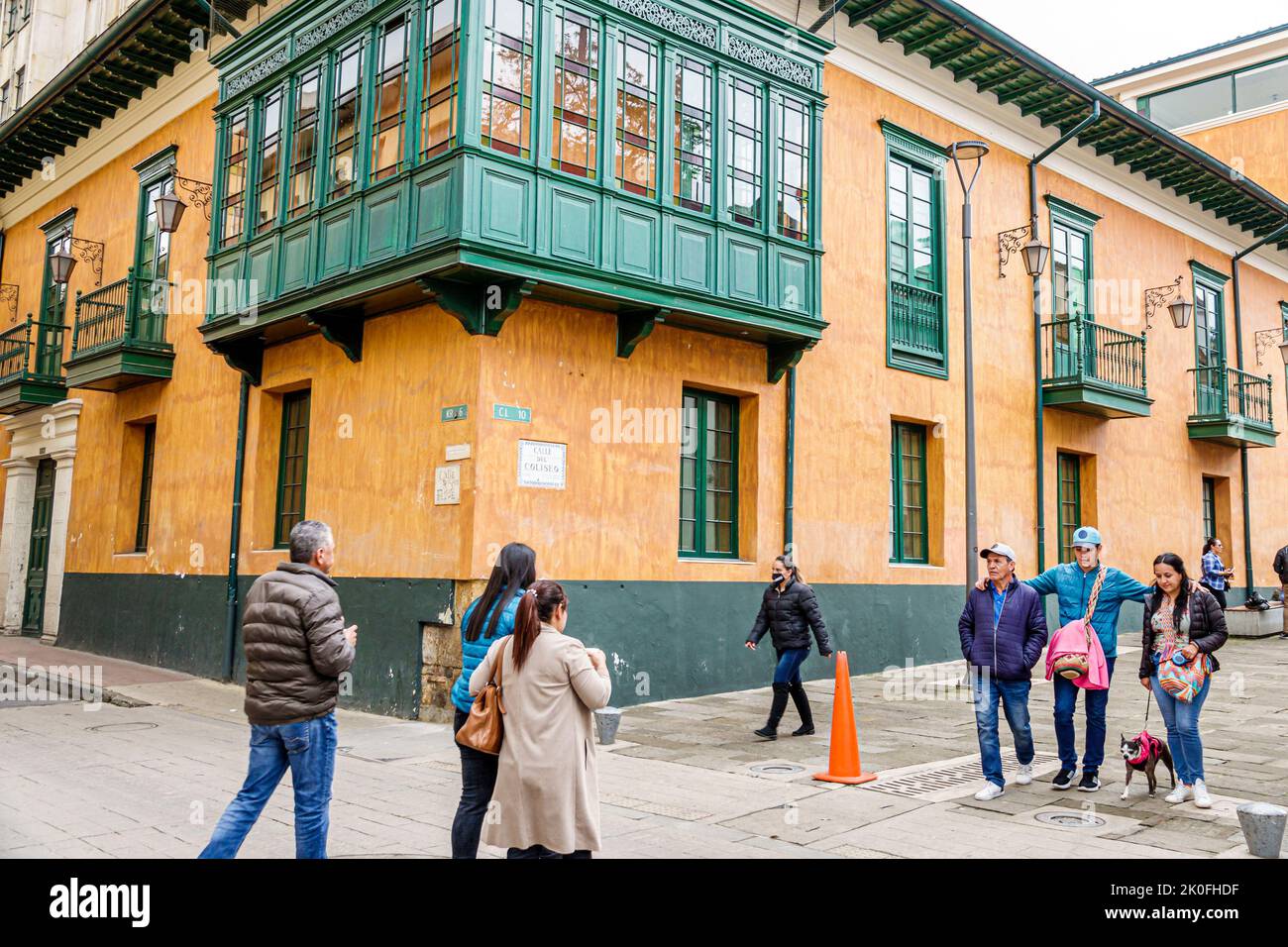 Bogotà Colombia,la Candelaria Centro Historico centro storico centro storico, uomo uomo uomo uomo donna donna donna donna donna donna femmina, strada scena Calle 10 Hotel de Foto Stock