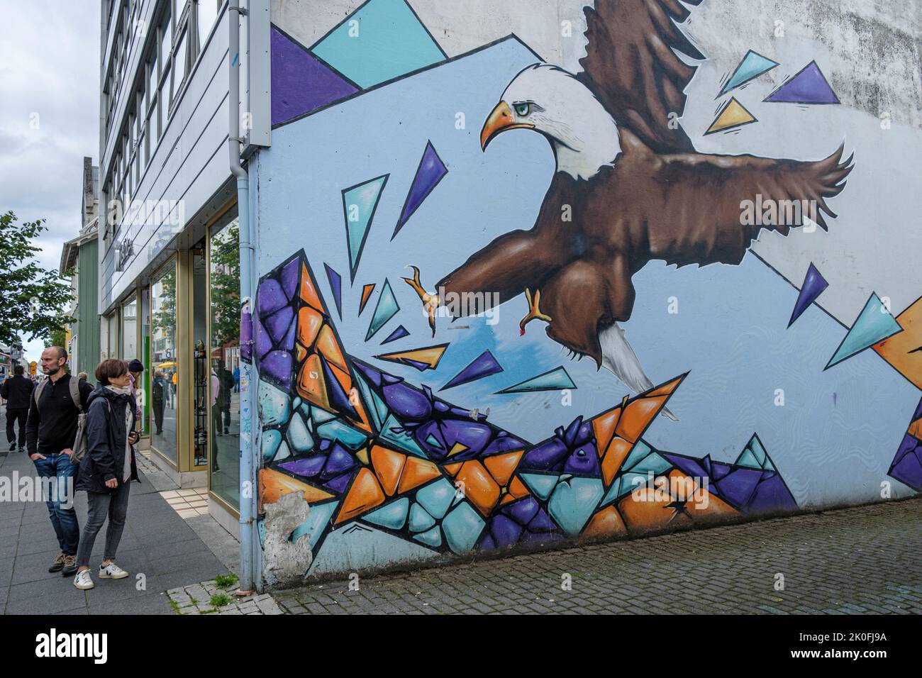 Un murale di un'aquila calva in una strada del centro città, Reykjavik, Islanda Foto Stock