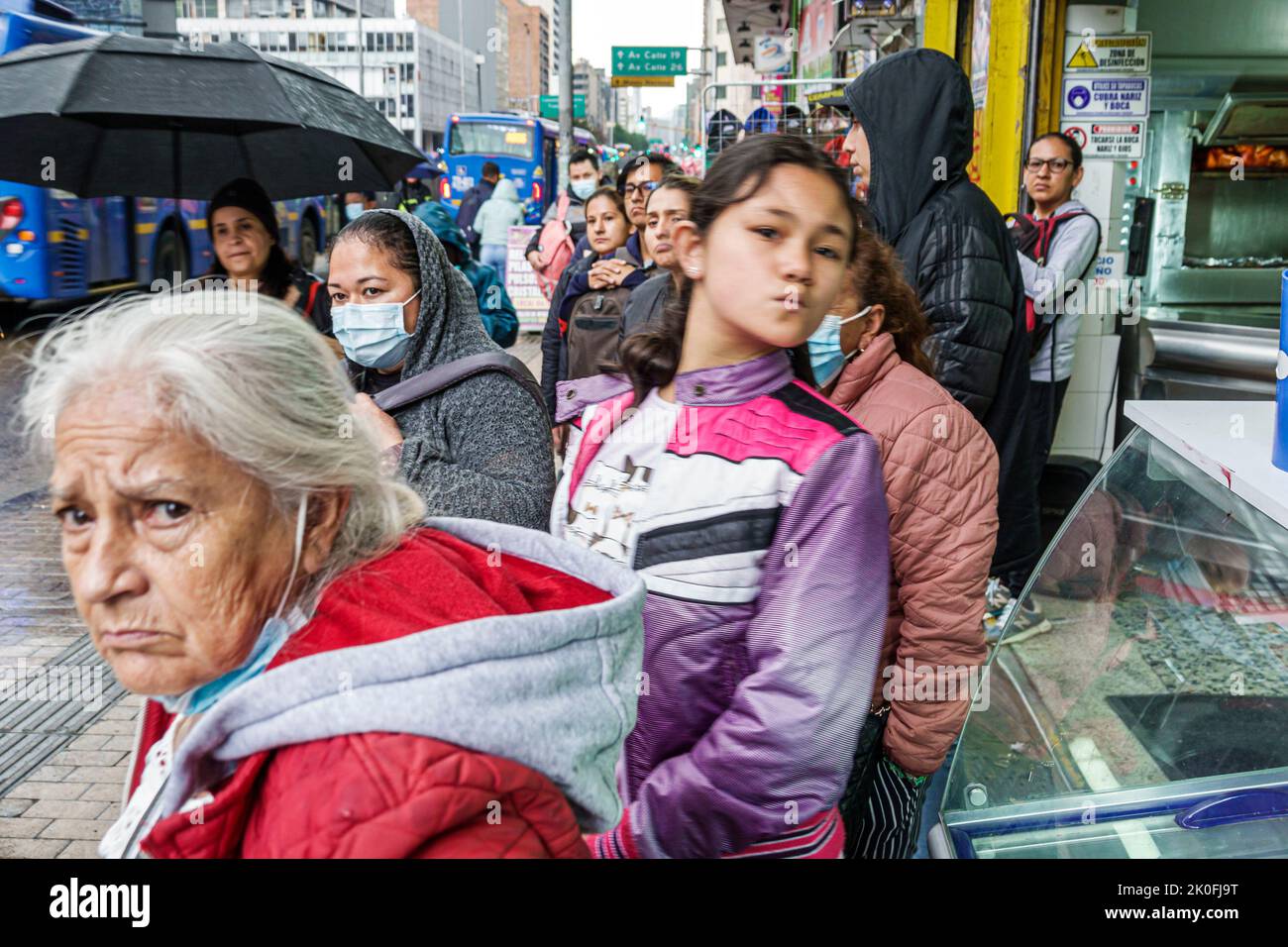 Bogota Colombia,San Victorino Carrera 10 Transmilenio fermata bus, donna anziana donne ragazza ragazze in attesa di ricerca, colombiani HISP ispanic Foto Stock