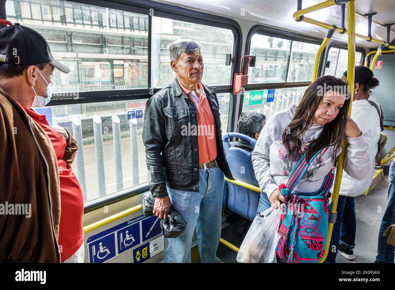 Bogotà Coombia,cavalcando Transmilenio bus route D206 Carrera 10,uomo uomo uomo uomo donna donna donna donna femmina,cavaliere passeggeri passeggeri passeggeri interni Foto Stock
