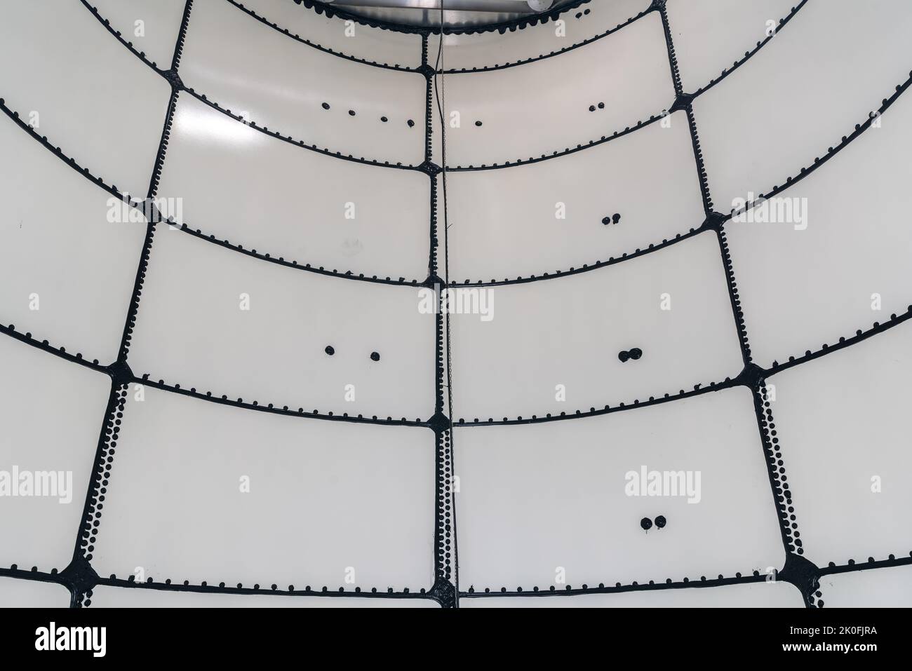 Immagine di un interno non descritto, all'interno, di un serbatoio di accumulo di acqua sfuso in acciaio nuovo e vuoto, in uno spazio ristretto. Foto Stock