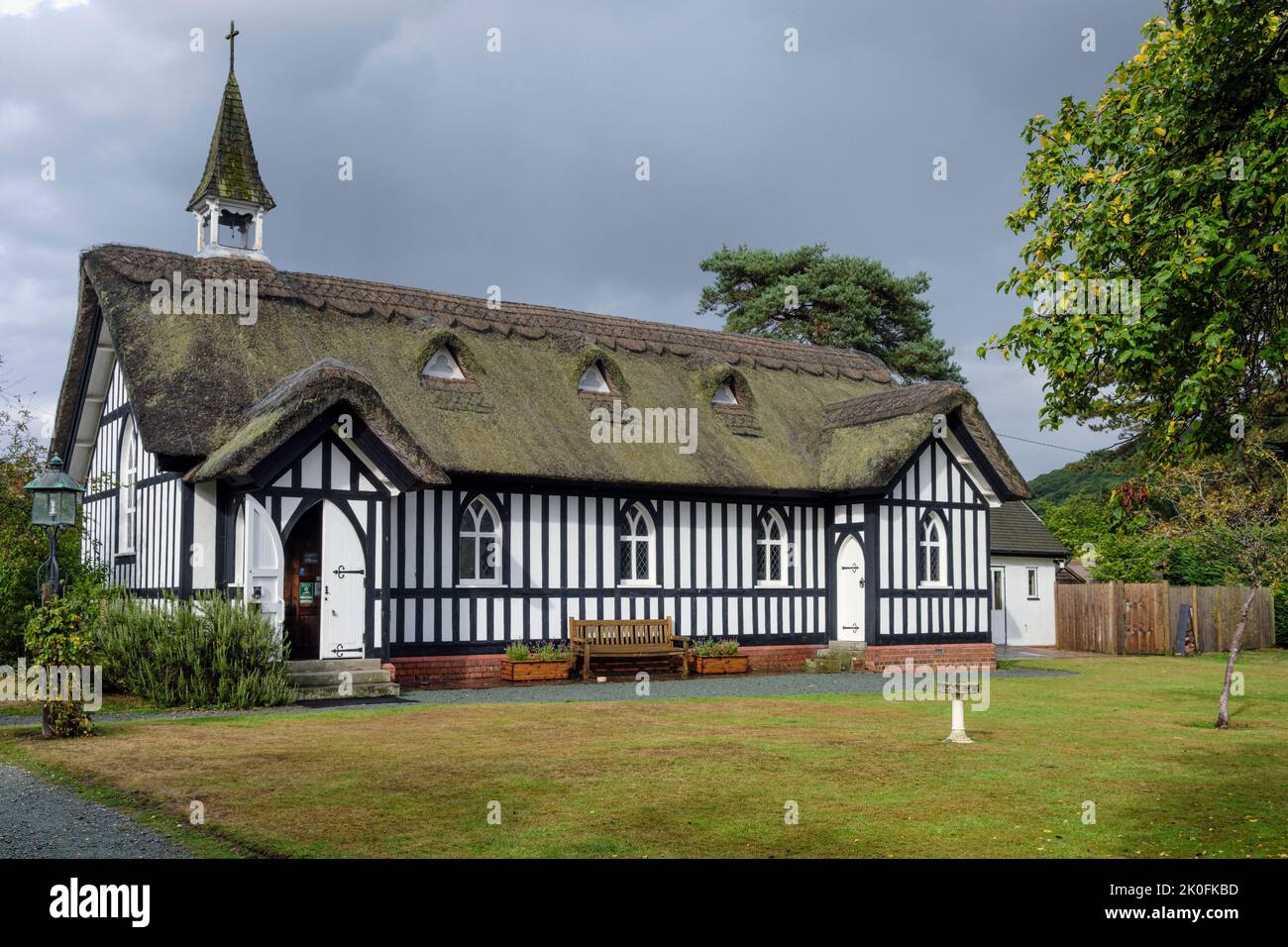 Il legno dal tetto di paglia incornicia la Chiesa di tutti i Santi a Little Stretton, Shropshire Foto Stock