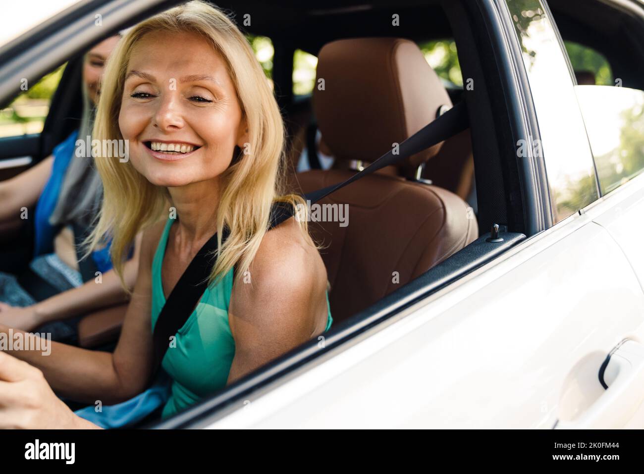 Donne multirazziali ridere e parlare in auto dopo la pratica di yoga Foto Stock