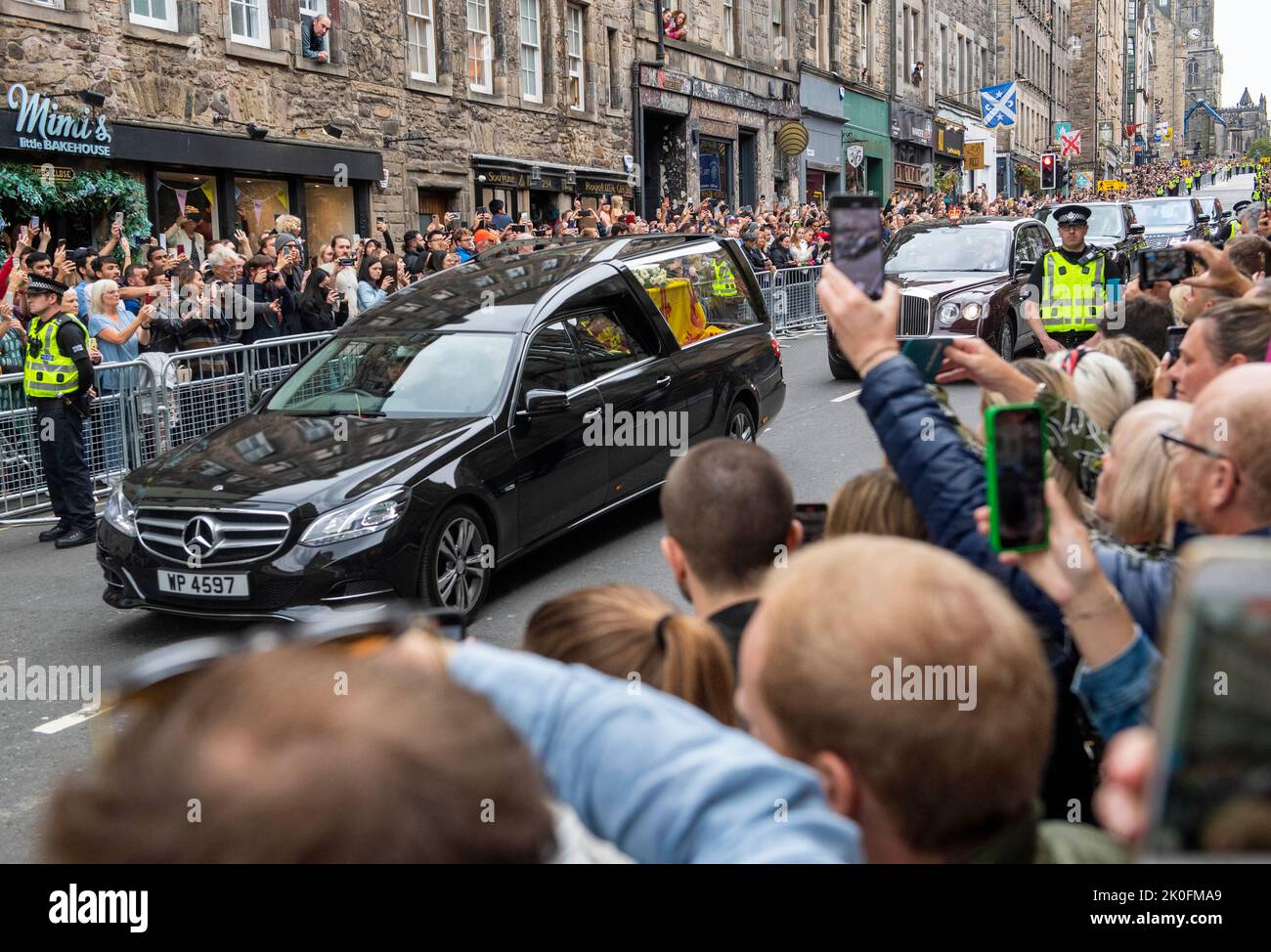 Edimburgo, Scozia. REGNO UNITO. 11 Settembre 2022. La folla guarda come il corteo funebre QueenÕs arriva a Edimburgo dopo aver viaggiato da Balmoral sulla strada per il Palazzo di Holyroodhouse . Credit: Anwar Hussein/Alamy Live News Foto Stock