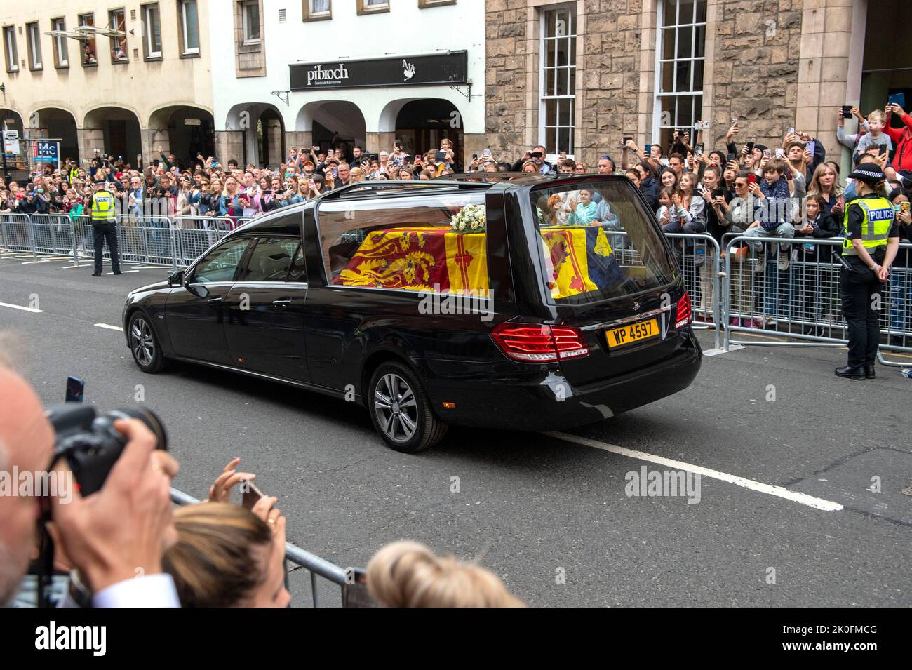 Edimburgo, Scozia. REGNO UNITO. 11 Settembre 2022. La folla guarda come il corteo funebre QueenÕs arriva a Edimburgo dopo aver viaggiato da Balmoral sulla strada per il Palazzo di Holyroodhouse . Credit: Anwar Hussein/Alamy Live News Foto Stock