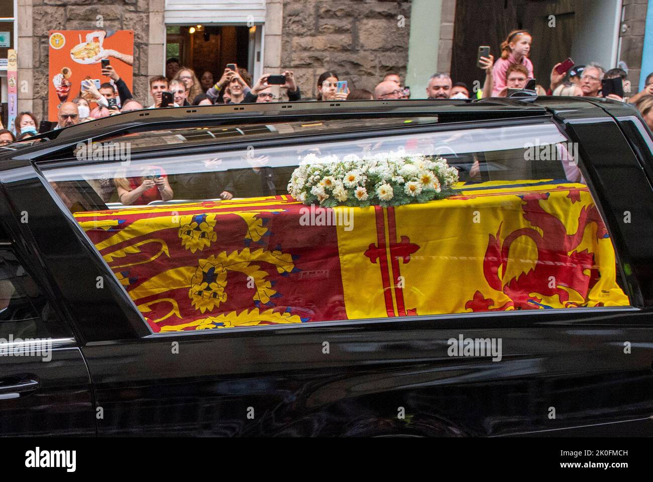 Edimburgo, Scozia. REGNO UNITO. 11 Settembre 2022. La folla guarda come il corteo funebre QueenÕs arriva a Edimburgo dopo aver viaggiato da Balmoral sulla strada per il Palazzo di Holyroodhouse . Credit: Anwar Hussein/Alamy Live News Foto Stock