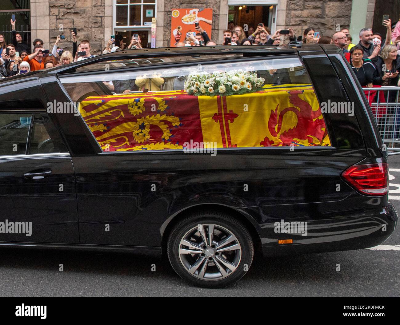 Edimburgo, Scozia. REGNO UNITO. 11 Settembre 2022. La folla guarda come il corteo funebre QueenÕs arriva a Edimburgo dopo aver viaggiato da Balmoral sulla strada per il Palazzo di Holyroodhouse . Credit: Anwar Hussein/Alamy Live News Foto Stock