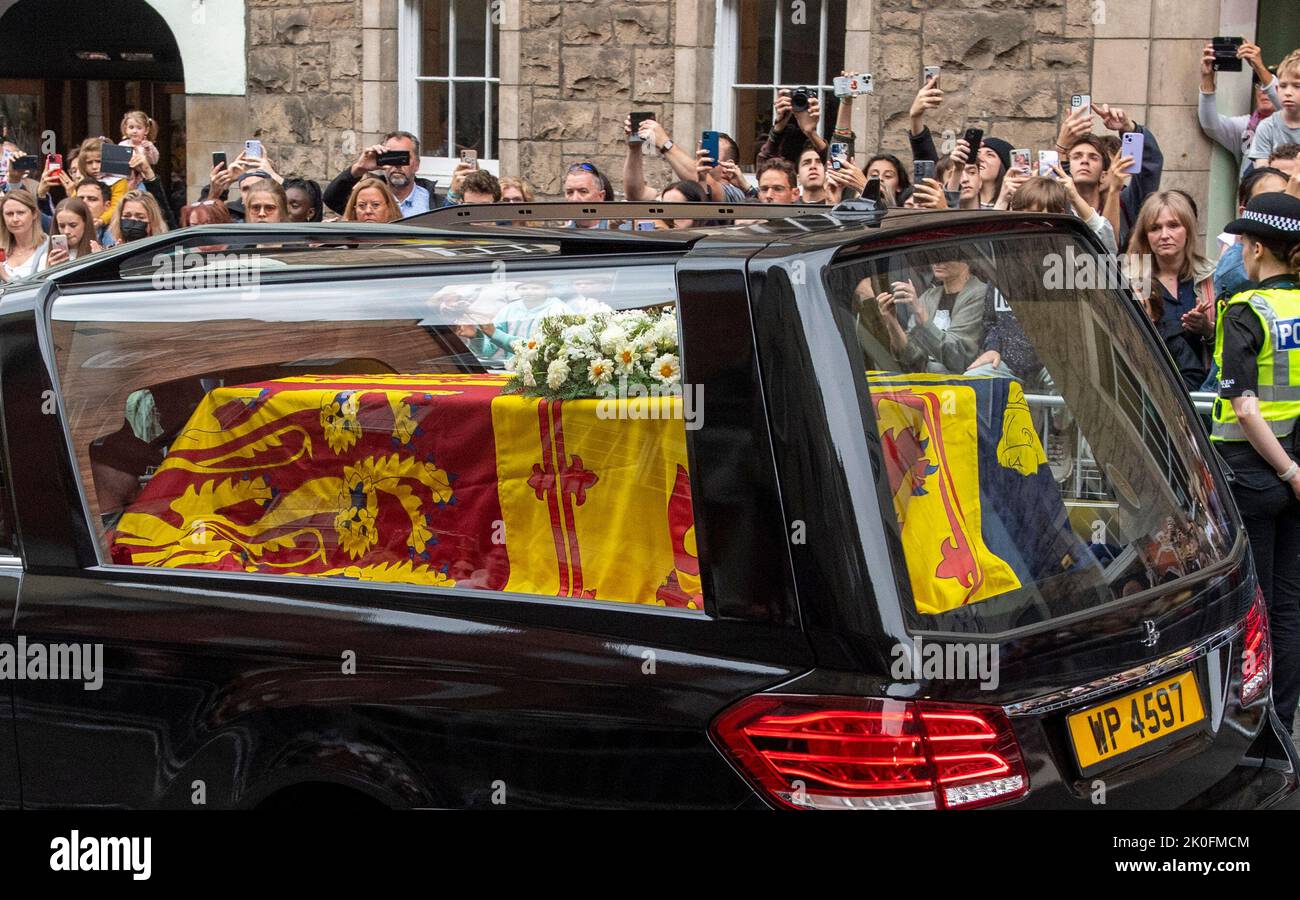 Edimburgo, Scozia. REGNO UNITO. 11 Settembre 2022. La folla guarda come il corteo funebre QueenÕs arriva a Edimburgo dopo aver viaggiato da Balmoral sulla strada per il Palazzo di Holyroodhouse . Credit: Anwar Hussein/Alamy Live News Foto Stock