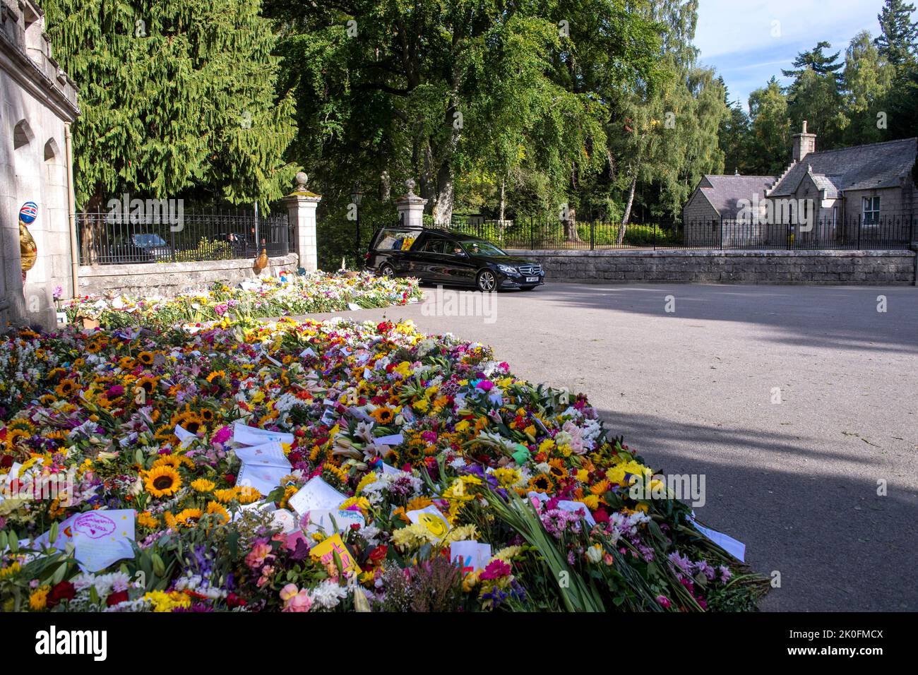 Balmoral, Scozia. REGNO UNITO. 11 Settembre 2022. Il corteo funebre di QueenÕs lascia il Castello Balmoral sulla strada per il Palazzo di Holyroodhouse . Credit: Anwar Hussein/Alamy Live News Foto Stock