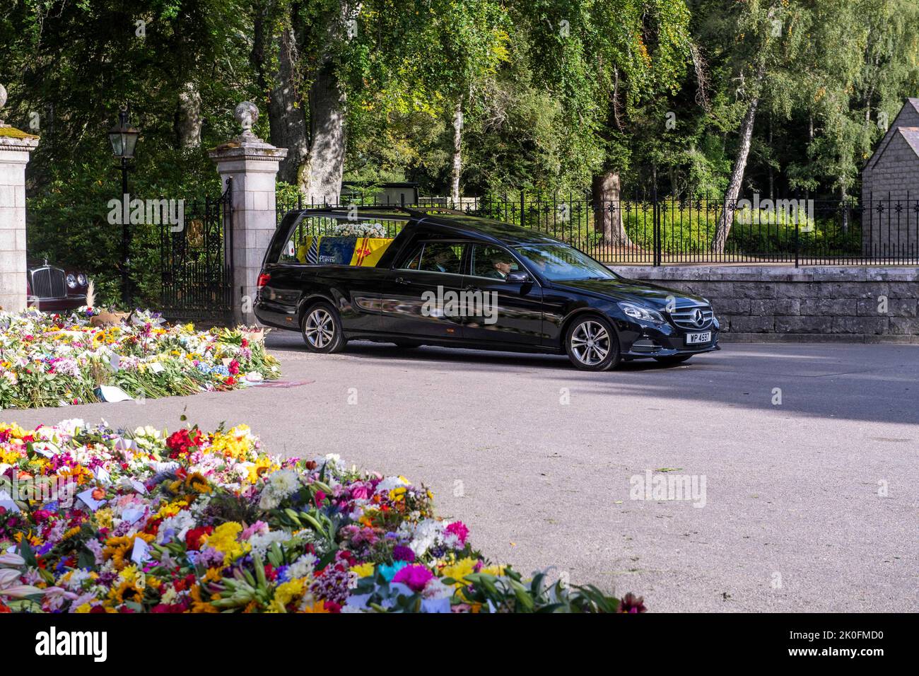 Balmoral, Scozia. REGNO UNITO. 11 Settembre 2022. Il corteo funebre di QueenÕs lascia il Castello Balmoral sulla strada per il Palazzo di Holyroodhouse . Credit: Anwar Hussein/Alamy Live News Foto Stock