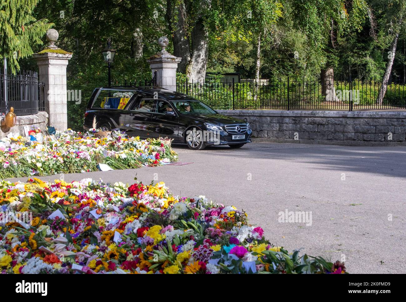 Balmoral, Scozia. REGNO UNITO. 11 Settembre 2022. Il corteo funebre di QueenÕs lascia il Castello Balmoral sulla strada per il Palazzo di Holyroodhouse . Credit: Anwar Hussein/Alamy Live News Foto Stock