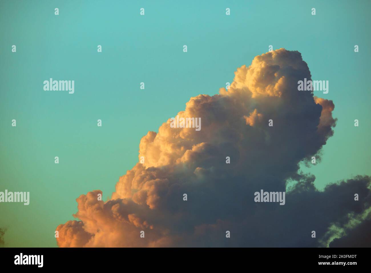 Nuvole bianche e soffici di cumulonimbus che si formano prima della tempesta del cielo serale. Cambiamento di tempesta nuvoloso tempo al tramonto Foto Stock