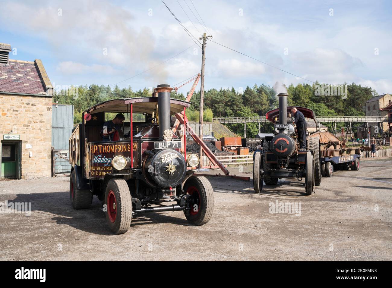 Il trattore a vapore Foden Cestria e la locomotiva stradale Fowler Kingfisher al Beamish Museum, Inghilterra, Regno Unito Foto Stock
