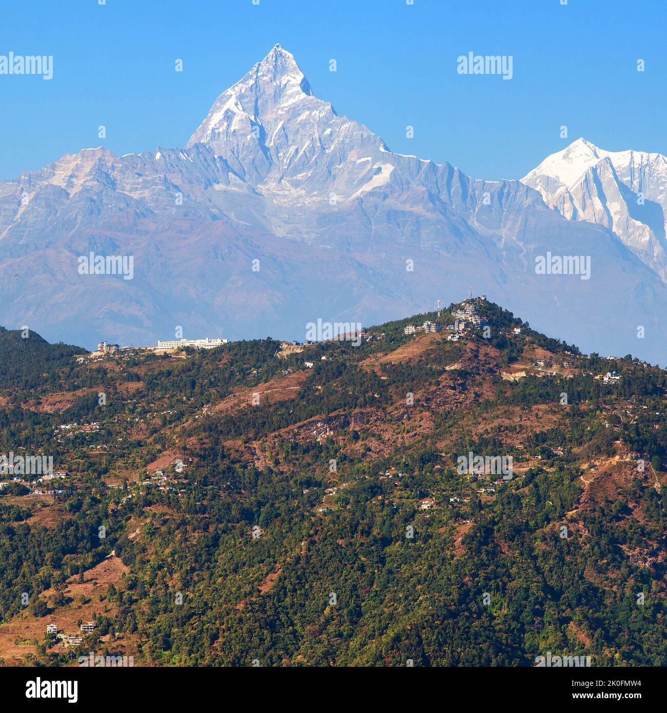 Vista di colore blu del monte Machhapuchhre, zona di Annapurna, Nepal himalaya montagne Foto Stock