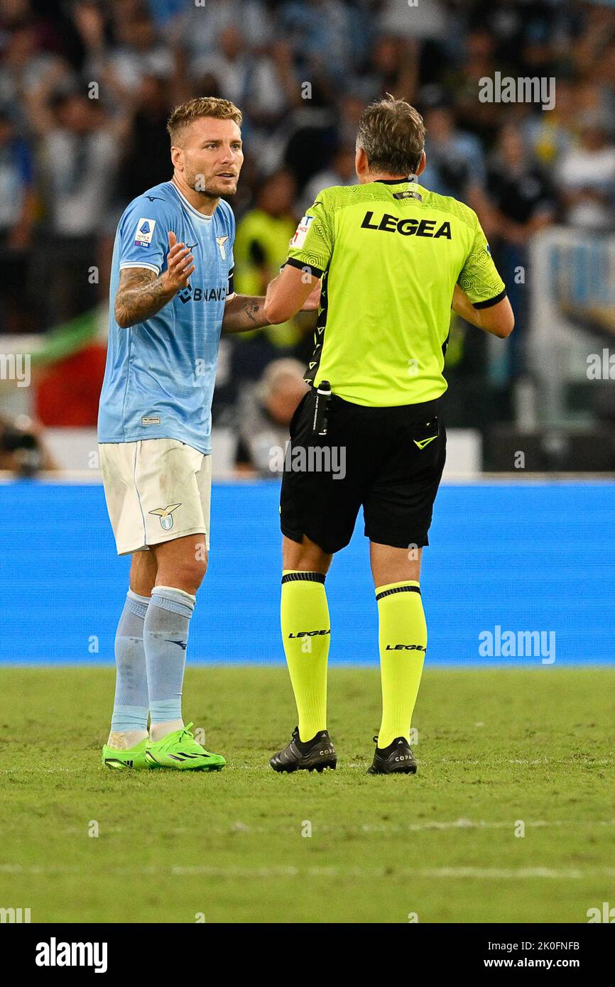 Roma, Italia. 11th settembre 2022; Stadio Olimpico, Roma, Italia: Serie A Football SS Lazio contro Hellas Verona: Ciro immobile della SS Lazio parlato per il suo calendario di celebrazione da parte dell'arbitro Massimiliano Irrati Credit: Action Plus Sports Images/Alamy Live News Foto Stock