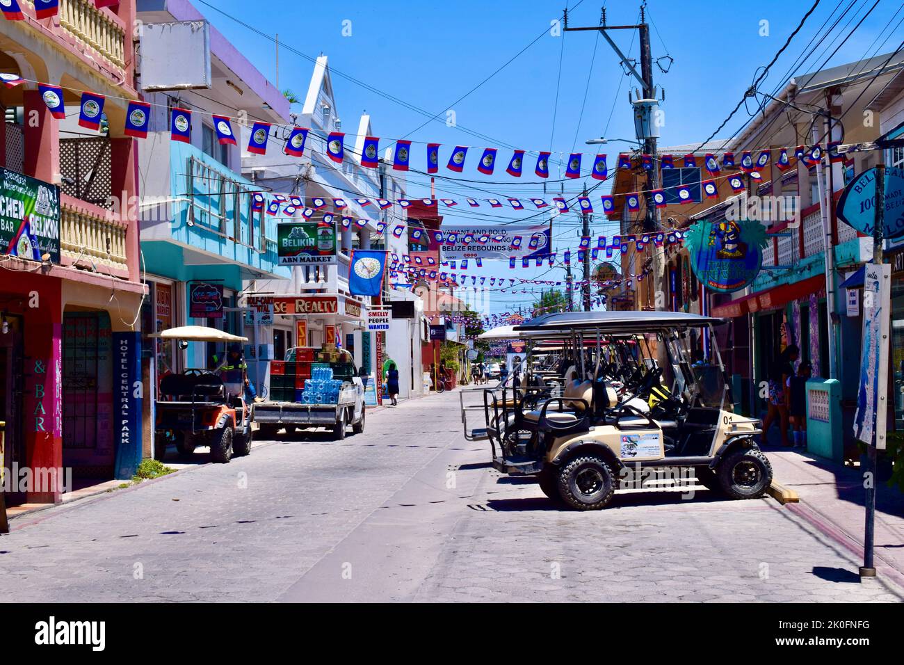 Le strade di San Pedro Town, Ambergris Caye, Belize decorato per San Giorgio Caye Day e Belize Independence Day, con coniglietti della bandiera Belize. Foto Stock