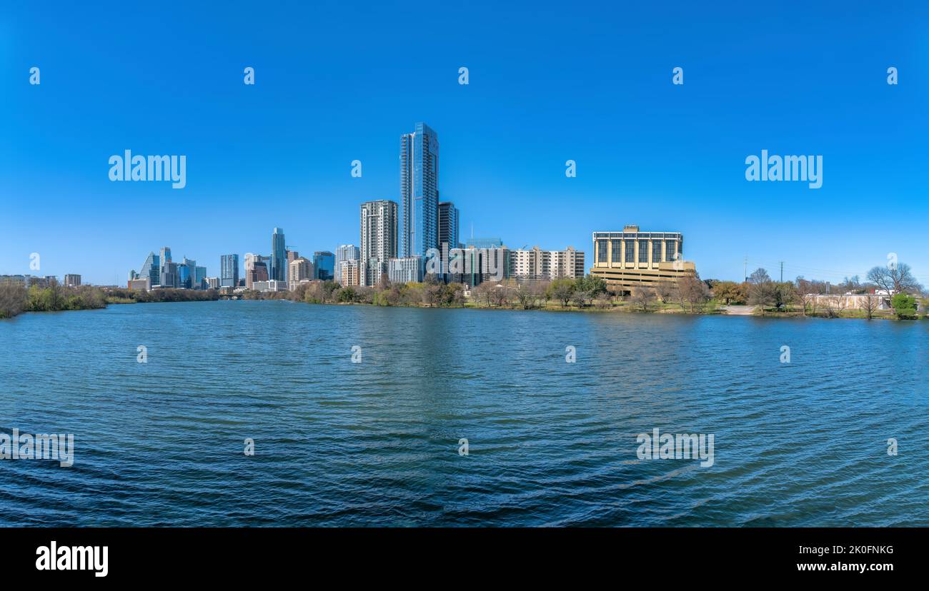 Austin, Texas- fiume Colorado di fronte al paesaggio urbano di Austin. Edifici di fiume e grattacieli sullo sfondo del cielo blu chiaro. Foto Stock
