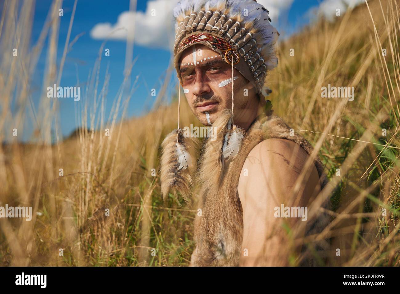 Un uomo in abiti tradizionali nativi americani in steppa Foto Stock