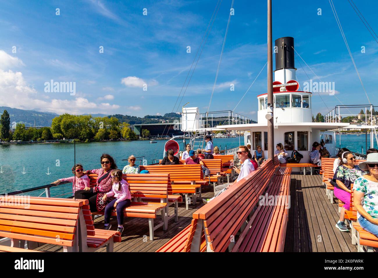Le persone che si godono un giro in barca a vapore sul Lago di Lucerna, Lucerna, Svizzera Foto Stock