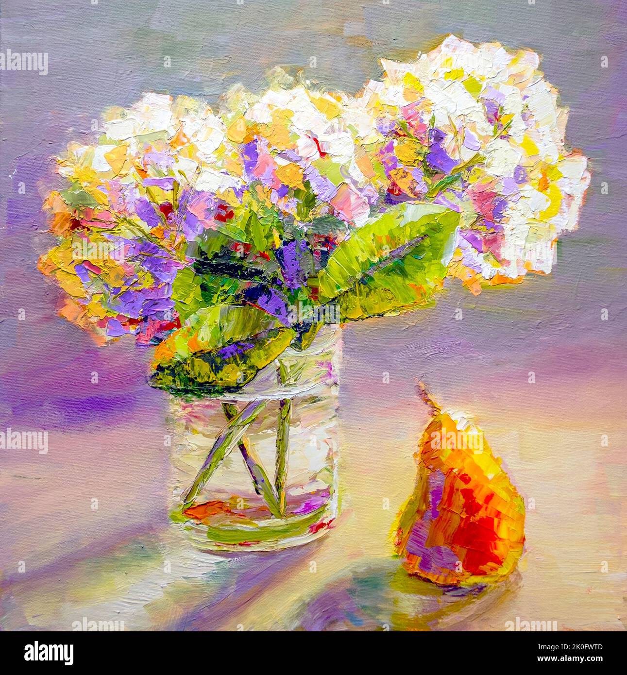 Fiori soleggiati in vaso con pera. Arte della vita morta, pittura ad olio su tela Foto Stock