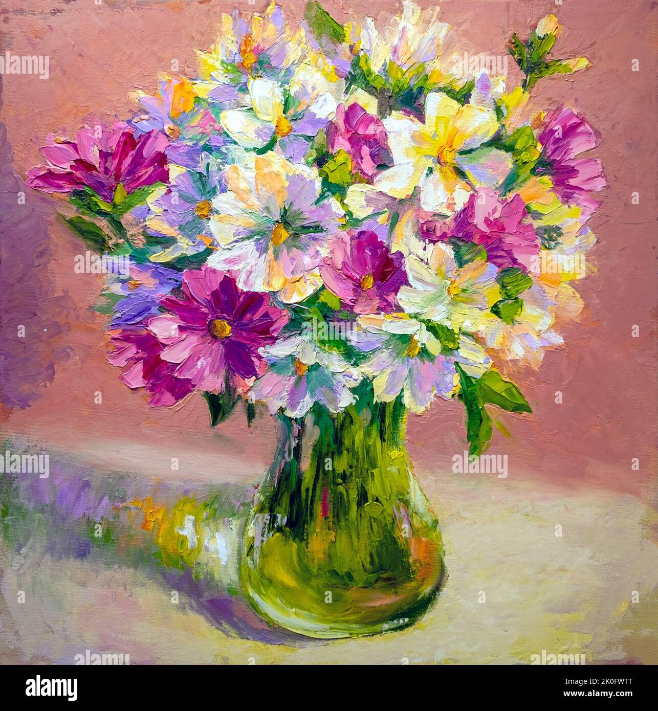 Fiori soleggiati in vaso di vetro. Arte della vita morta, pittura ad olio su tela Foto Stock