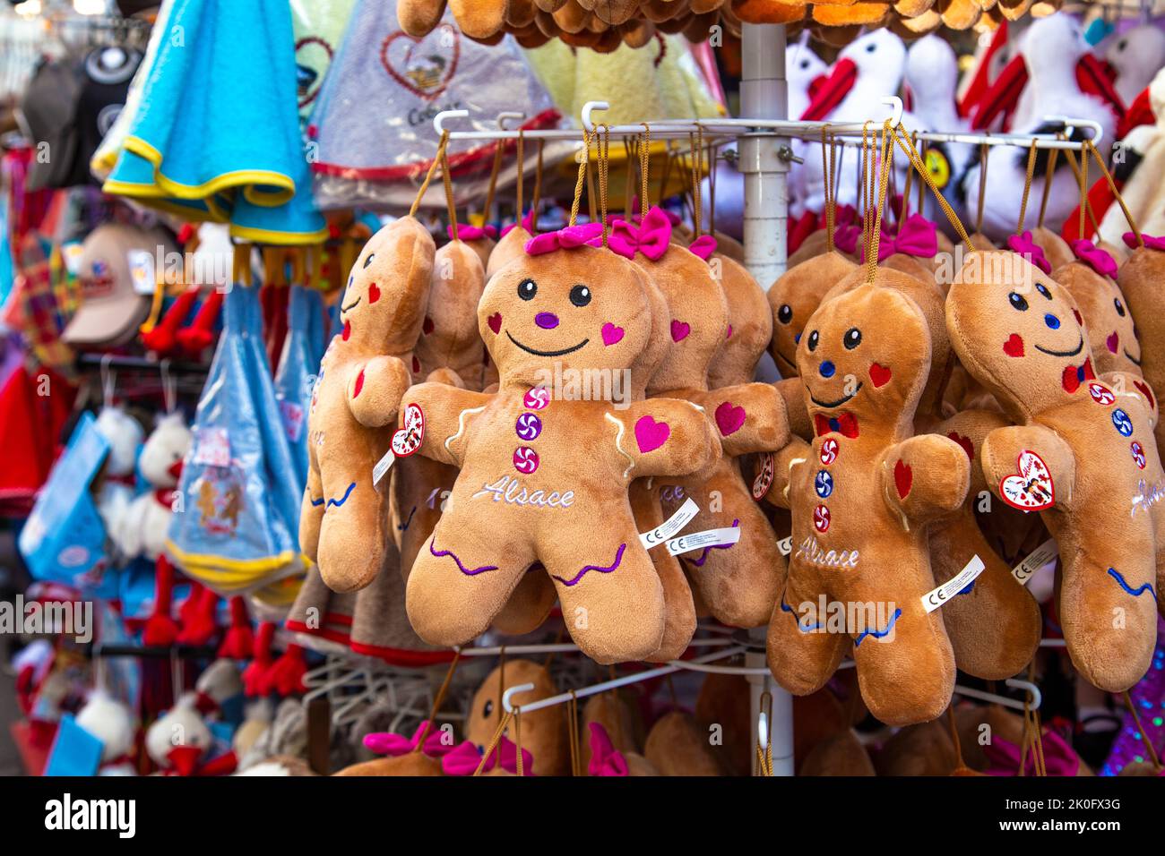 Peluche giocattoli ricordo di biscotti di pan di zenzero in un negozio a Colmar, Alsazia, Francia Foto Stock