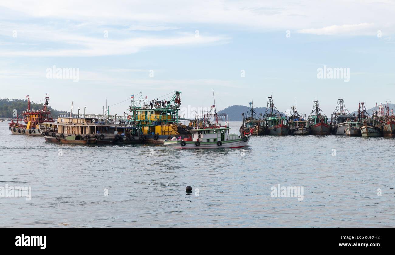 Kota Kinabalu, Malesia - 23 marzo 2019: Flotta di barche da pesca ormeggiate a Kota Kinabalu in una giornata di sole Foto Stock