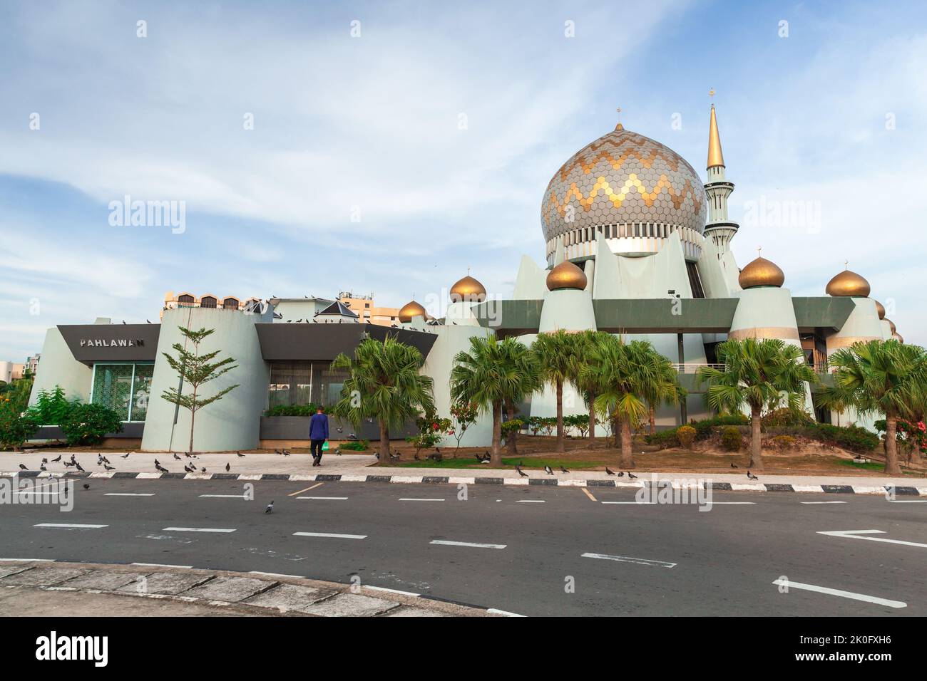 Kota Kinabalu; Malesia - 17 marzo; 2019: Un ragazzo cammina verso la Moschea di Stato di Sabah o Masjid Negeri Sabah Foto Stock